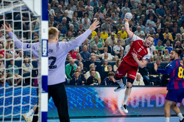Cologne, 12 05 2026, Handball, Men, EHF Champions League Men 2025 26, Semi-final, Aalborg Handball FC Barcelona Sander Sagosen Aalborg Handball, 5 on goal throw against Emil Nielsen FC Barcelona, 12