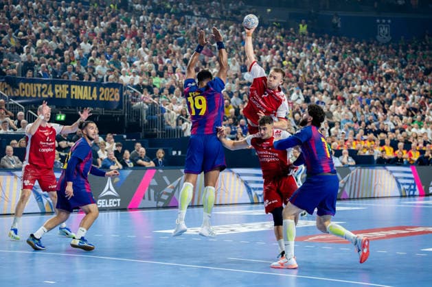 Cologne, 12 05 2026, Handball, Men, EHF Champions League Men 2025 26, Semi-final, Aalborg Handball FC Barcelona Thomas Sommer Arnoldsen Aalborg Handball, 7 throwing from the back against the block of Timothey N Guessan FC Barcelona, 19