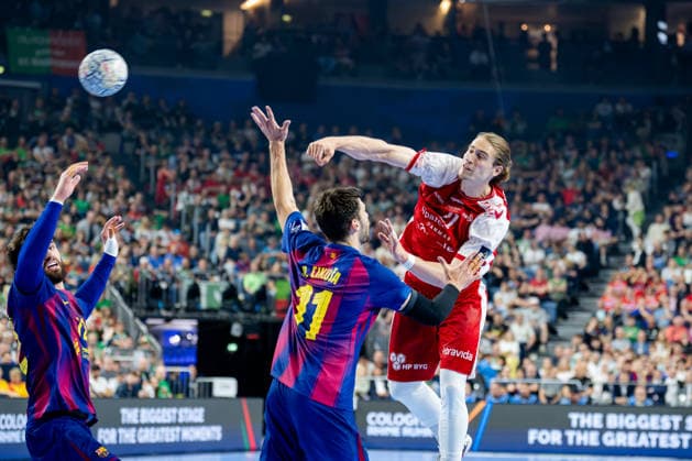 Cologne, 12 05 2026, Handball, Men, EHF Champions League Men 2025 26, Semi-final, Aalborg Handball FC Barcelona Juri Knorr Aalborg Handball, 21 throwing from the back against Djordje Cikusa i Jelicic FC Barcelona, 11