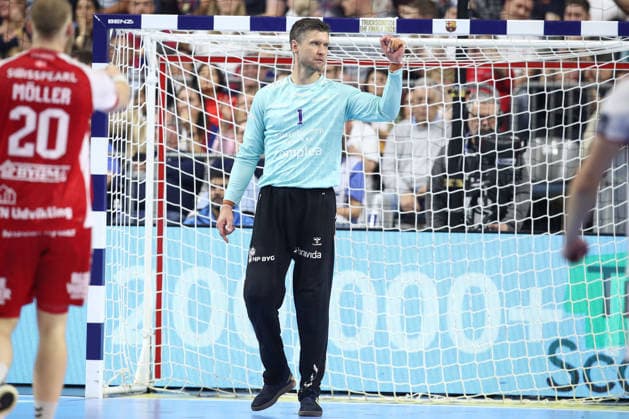 13 06 2025, xtgx, Handball, EHF Champions League semi-final, Aalborg Handbold FC Barcelona v l Niklas Landin Aalborg, 1 cheers over held ball, defended, held, Torhueter Koeln