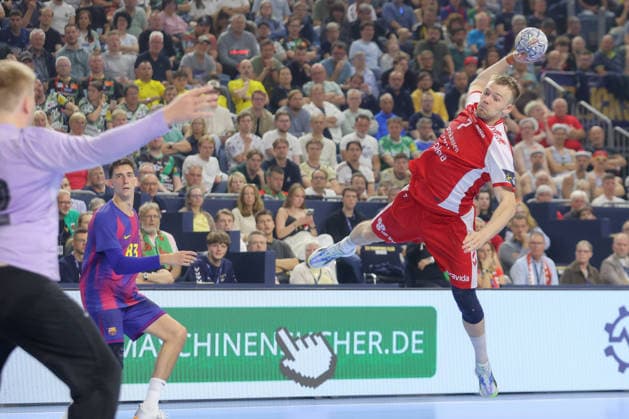 13 06 2025, xtgx, handball, EHF Champions League semi-final, Aalborg Handbold FC Barcelona v l Thomas Arnoldsen Aalborg, 7 throws goal, goal scorer, scores goal, scores the goal Koeln