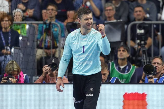 13 06 2025, xtgx, Handball, EHF Champions League semi-final, Aalborg Handbold FC Barcelona v l Niklas Landin Aalborg, 1 cheers over held ball, defended, held, Torhueter Koeln