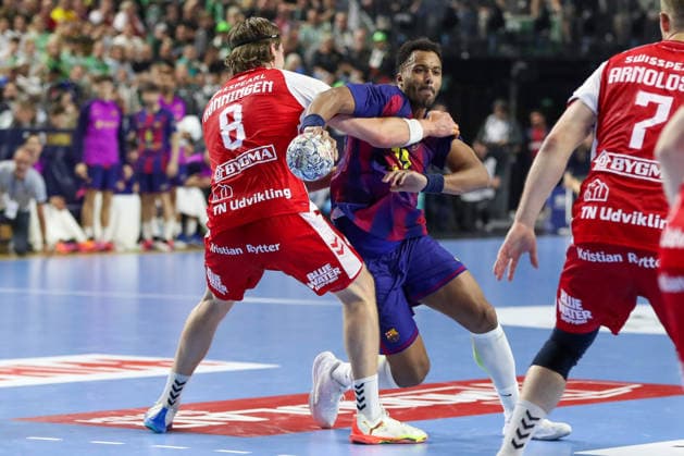 13 06 2026 ,xgox, Handball EHF Champions League semi-final Aalborg Handbold FC Barcelona emspor, v l Vetle Rönningen Aalborg, 8 , Blaz Janc Barcelona, 18 duel, duel, fight, tackle Köln