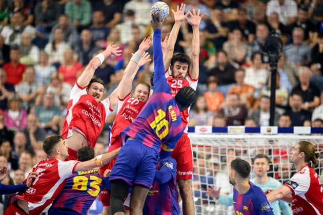 Dika MEN Barca at free throw, action, f l Alec Smit AH , Felix Möller AH , Marinus Munk AH , wall, free throw wall, semi-final Aalborg Handbold AH vs Barca, on 13 06 2026 Men Handball EHF Champions League Final4 2026, from 13 06 14 06 2026 in Cologne Germany Lanxess Arena