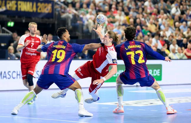 from l Timothey N GUESSAN Barca , Juri Knorr AH , Ludovic FABREGAS Barca , duel, action semi-final Aalborg Handbold AH vs Barca, on 13 06 2026 Men Handball EHF Champions League Final4 2026, from 13 06 14 06 2026 in Cologne Germany Lanxess Arena