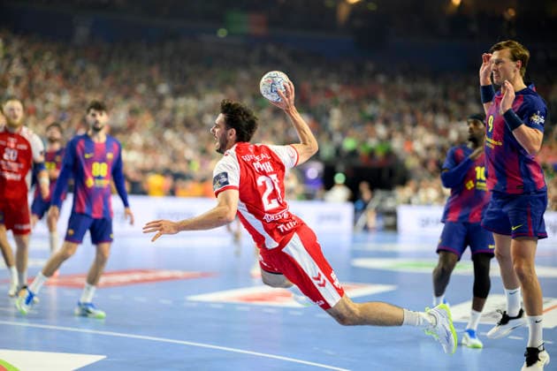 Marinus Munk AH throw, duel, action, r Jonathan CARLSBOGARD Barca semi-final Aalborg Handbold AH vs Barca, on 13 06 2026 Mens Handball EHF Champions League Final4 2026, from 13 06 14 06 2026 in Cologne Germany Lanxess Arena