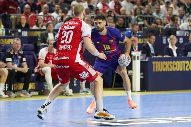 13 06 2026 ,xgox, Handball EHF Champions League semi-final Aalborg Handbold FC Barcelona emspor, v l Felix Müller Aalborg, 20 , Blaz Janc Barcelona, 18 duel, duel, fight, tackle Köln