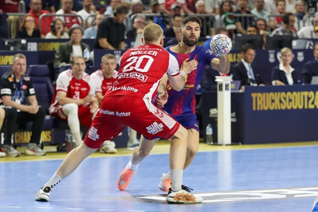13 06 2026 ,xgox, Handball EHF Champions League semi-final Aalborg Handbold FC Barcelona emspor, v l Felix Müller Aalborg, 20 , Blaz Janc Barcelona, 18 duel, duel, fight, tackle Köln