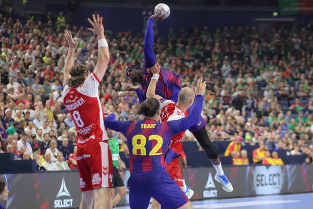 13 06 2025, xtgx, handball, EHF Champions League semi-final, Aalborg Handbold FC Barcelona v l Dika Mem Barcelona, 10 throws goal, goal scorer, scores goal, scores the goal Koeln