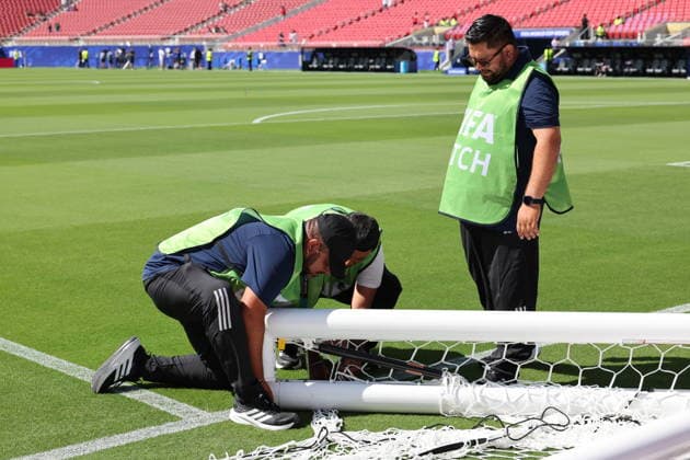 FIFA World Cup, WM, Weltmeisterschaft, Fussball 2026 - Group B - Qatar vs Switzerland Staff members work on the pitch prior to the FIFA World Cup 2026 group stage match Qatar against Switzerland, in San Francisco, USA, 13 June 2026. SAN FRANCISCO United States  Copyright: xBENJAMINxFANJOYx