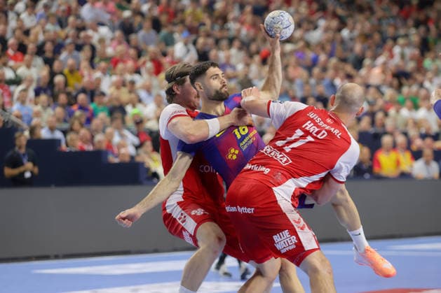 13 06 2025, xtgx, handball, EHF Champions League semi-final, Aalborg Handbold FC Barcelona v l Vetle Rönningen Aalborg, 8 , Blaz Janc Barcelona, 18 duel, duel, fight, tackle Koeln