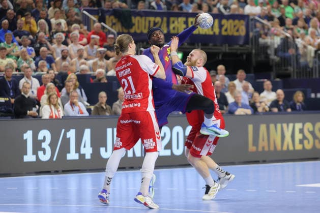 13 06 2025, xtgx, handball, EHF Champions League semi-final, Aalborg Handbold FC Barcelona v l Juri Knorr Aalborg, 21 , Dika Mem Barcelona, 10 , Rene Antonsen Aalborg, 22 duel, duel, fight, tackle Koeln