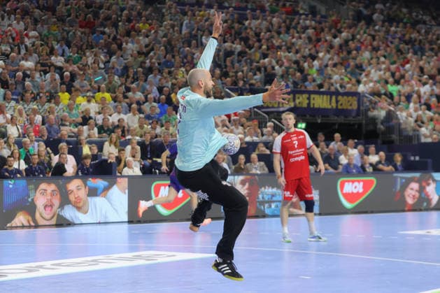 13 06 2025, xtgx, Handball, EHF Champions League Semi-Final, Aalborg Handbold FC Barcelona v l Fabian Norsten Aalborg, 12 Parade, holds the ball, catches the ball, parries Koeln