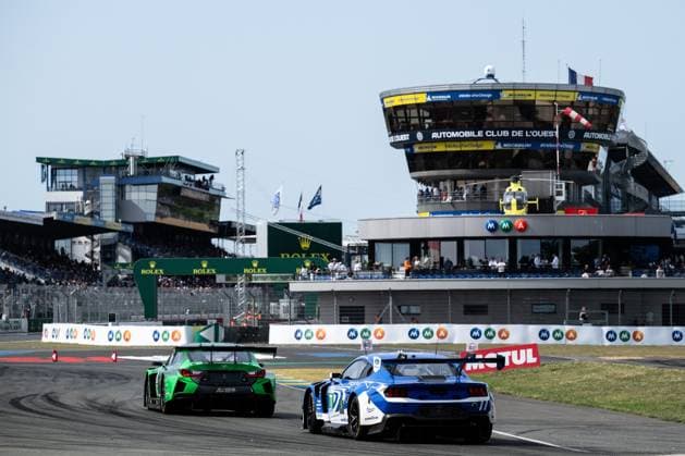 24h du Mans Jour 9 PHOTOPQR OUEST FRANCE Guillaume Saligot Ouest-France ; Le Mans ; 13 06 2026 ; La Akkodis ASP Team 87 ( LMGT3 ), pilotée par Petr UMBRICHT , Clemens SCHMID et José María LÓPEZ devant la Proton Competition 77 ( LMGT3 ), pilotée par Eric BLATWELL , Ben TUCK et Sebastian PRIAULX lors du samedi de course de la 94e édition des 24h du Mans Auto 24 Heures du Mans Auto , course automobile comptant pour le championnat du monde d endurance , à Le Mans ( Sarthe ), le 13 juin 2026 . Photo : Guillaume Saligot Ouest-France Le Mans, France, june 13th 2026 24 Hours of Le Mans Le Mans France  Copyright: xPHOTOPQR OUESTxFRANCE MAXPPPxGuillaumexSaligotx xOuest-Francex 20260613OFR8859 20260613OFR8859