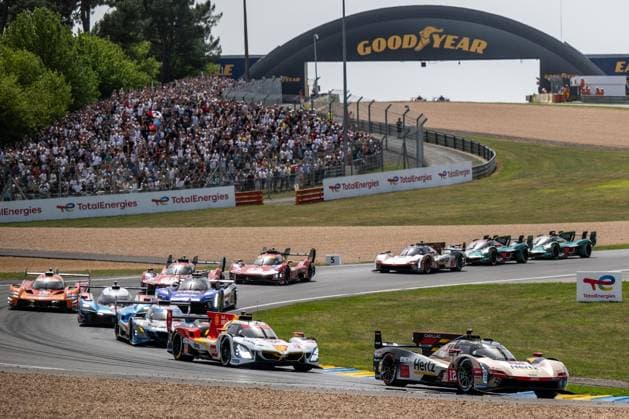 24h du Mans Jour 9 PHOTOPQR OUEST FRANCE Guillaume Saligot Ouest-France ; Le Mans ; 13 06 2026 ; Le départ de la course en bas de la chicane Dunlop , sous la passerelle Goodyear dans les S de la forert lors du samedi de course de la 94e édition des 24h du Mans Auto 24 Heures du Mans Auto , course automobile comptant pour le championnat du monde d endurance , à Le Mans ( Sarthe ), le 13 juin 2026 . Photo : Guillaume Saligot Ouest-France Le Mans, France, june 13th 2026 24 Hours of Le Mans Le Mans France  Copyright: xPHOTOPQR OUESTxFRANCE MAXPPPxGuillaumexSaligotx xOuest-Francex 20260613OFR8861 20260613OFR8861