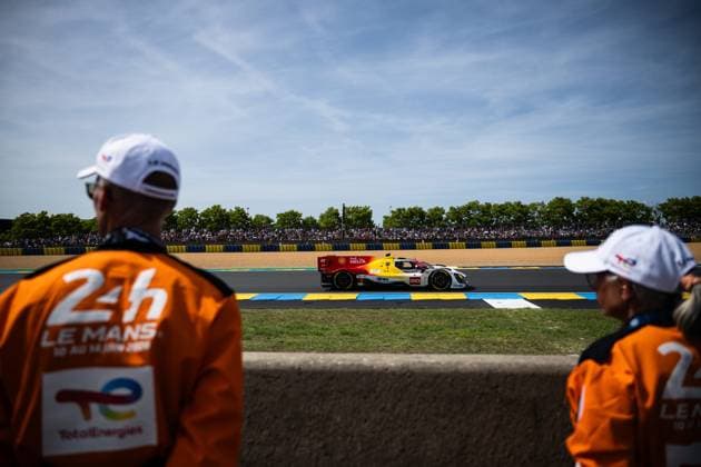 24h du Mans Jour 9 PHOTOPQR OUEST FRANCE Guillaume Saligot Ouest-France ; Le Mans ; 13 06 2026 ; Des commissaires regardent passer la BMW M Team WRT 20 ( Hypercar ), pilotée par Robin FRIJNS , René RAST et Sheldon VAN DER LINDE lors du samedi de course de la 94e édition des 24h du Mans Auto 24 Heures du Mans Auto , course automobile comptant pour le championnat du monde d endurance , à Le Mans ( Sarthe ), le 13 juin 2026 . Photo : Guillaume Saligot Ouest-France Le Mans, France, june 13th 2026 24 Hours of Le Mans Le Mans France  Copyright: xPHOTOPQR OUESTxFRANCE MAXPPPxGuillaumexSaligotx xOuest-Francex 20260613OFR8864 20260613OFR8864