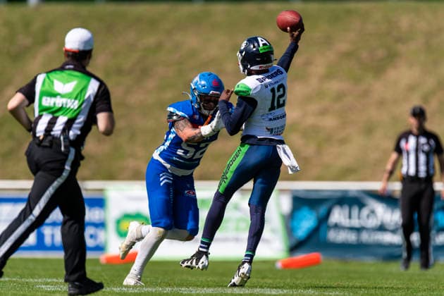 Sven Dorfner QB, Straubing Spiders, 12 with Leon Eisert Allgaeu Comets, LB, 52 GER, Allgaeu Comets vs Straubing Spiders, American Football, GFL, Season 2026, Week 06, 13 06 2026 GER, Allgaeu Comets vs Straubing Spiders, American Football, GFL, Season 2026, Week 06, 13 06 2026 Kempten Copyright: xEibner-Pressefoto FlorianxWolfx EP_FWF