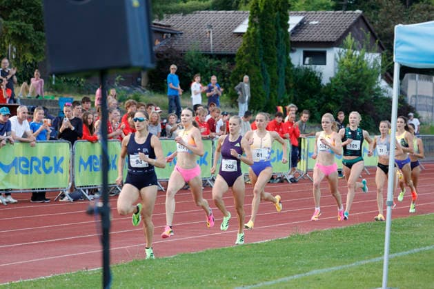 13 06 2026 Athletics Merck Laufgala Pfungstadt TSV stadium with top runs here 800m run two runners under 2 minutes No. 242 Majtie KOLBERG LG Kreis Ahrweiler in 1 58 67 min and No. 455 Ziva Remic Slovenia 2009 in 1 59 64 min Pfungstadt Hessen Germany