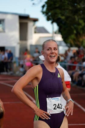 13 06 2026 Athletics Merck Laufgala Pfungstadt TSV stadium with top runs here 800m run two runners under 2 minutes No. 242 Majtie KOLBERG LG Kreis Ahrweiler in 1 58 67 min and No. 455 Ziva Remic Slovenia 2009 in 1 59 64 min Pfungstadt Hessen Germany