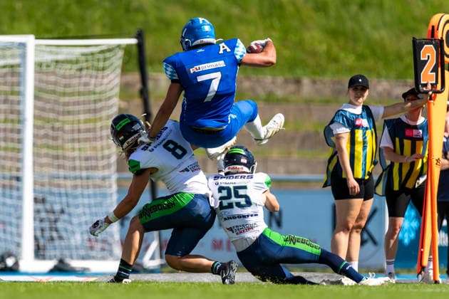 Kristof Komiszar DB, Straubing Spiders, 8 and Pascal Sendelbach DB, Straubing Spiders, 25 stop Gabriel Quigley Allgaeu Comets, WR, 7 GER, Allgaeu Comets vs Straubing Spiders, American Football, GFL, Season 2026, Week 06, 13 06 2026 GER, Allgaeu Comets vs Straubing Spiders, American Football, GFL, Season 2026, Week 06, 13 06 2026 Kempten Copyright: xEibner-Pressefoto FlorianxWolfx EP_FWF