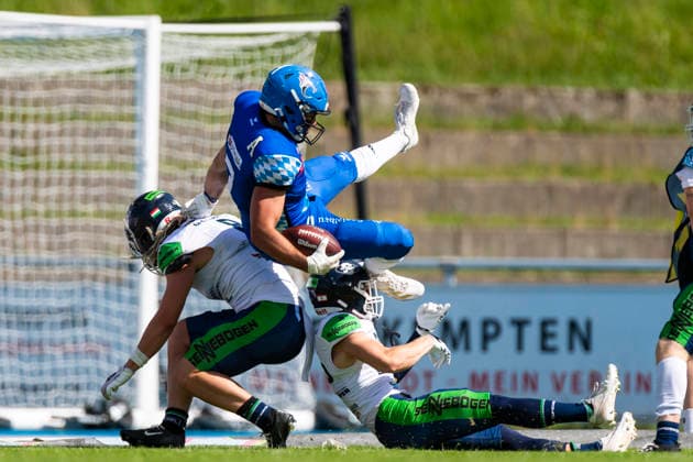 Kristof Komiszar DB, Straubing Spiders, 8 and Pascal Sendelbach DB, Straubing Spiders, 25 stop Gabriel Quigley Allgaeu Comets, WR, 7 GER, Allgaeu Comets vs Straubing Spiders, American Football, GFL, Season 2026, Week 06, 13 06 2026 GER, Allgaeu Comets vs Straubing Spiders, American Football, GFL, Season 2026, Week 06, 13 06 2026 Kempten Copyright: xEibner-Pressefoto FlorianxWolfx EP_FWF