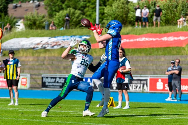 Martin Horn Allgaeu Comets, WR, 9 with Pascal Sendelbach DB, Straubing Spiders, 25 GER, Allgaeu Comets vs Straubing Spiders, American Football, GFL, Season 2026, Week 06, 13 06 2026 GER, Allgaeu Comets vs Straubing Spiders, American Football, GFL, Season 2026, Week 06, 13 06 2026 Kempten Copyright: xEibner-Pressefoto FlorianxWolfx EP_FWF