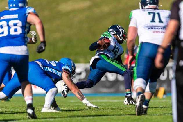 Sven Dorfner QB, Straubing Spiders, 12 is stopped by Finn Ludolph OL, Straubing Spiders, 52 GER, Allgaeu Comets vs Straubing Spiders, American Football, GFL, Season 2026, Week 06, 13 06 2026 GER, Allgaeu Comets vs Straubing Spiders, American Football, GFL, Season 2026, Week 06, 13 06 2026 Kempten Copyright: xEibner-Pressefoto FlorianxWolfx EP_FWF