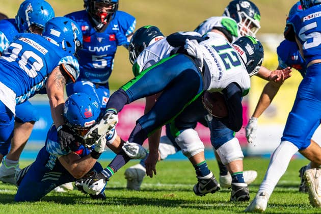 Beau Priegnitz Allgaeu Comets, LB, 13 pulls the legs off Sven Dorfner QB, Straubing Spiders, 12 GER, Allgaeu Comets vs Straubing Spiders, American Football, GFL, Season 2026, Week 06, 13 06 2026 GER, Allgaeu Comets vs Straubing Spiders, American Football, GFL, Season 2026, Week 06, 13 06 2026 Kempten Copyright: xEibner-Pressefoto FlorianxWolfx EP_FWF