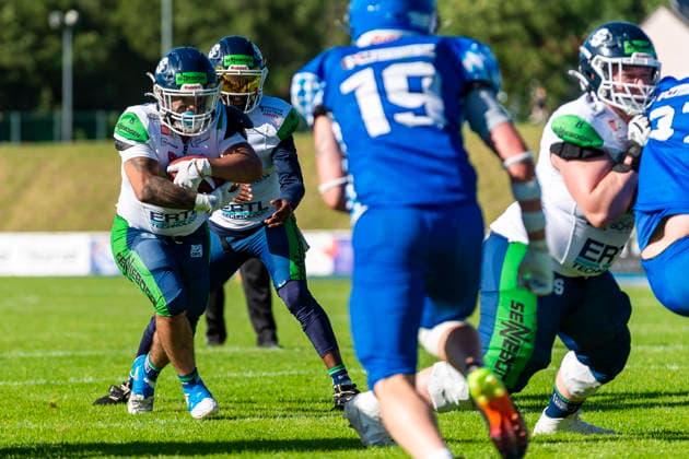 Anthony Green WR, Straubing Spiders, 7 with Sven Dorfner QB, Straubing Spiders, 12 and David King Allgaeu Comets, DB, 19 GER, Allgaeu Comets vs Straubing Spiders, American Football, GFL, Season 2026, Week 06, 13 06 2026 GER, Allgaeu Comets vs Straubing Spiders, American Football, GFL, Season 2026, Week 06, 13 06 2026 Kempten Copyright: xEibner-Pressefoto FlorianxWolfx EP_FWF