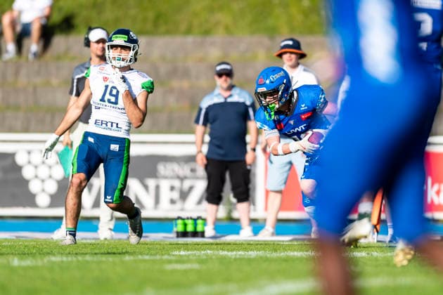 Interception by David King Allgaeu Comets, DB, 19 in front of Eloi Soler WR, Straubing Spiders, 19 GER, Allgaeu Comets vs Straubing Spiders, American Football, GFL, Season 2026, Week 06, 13 06 2026 GER, Allgaeu Comets vs Straubing Spiders, American Football, GFL, Season 2026, Week 06, 13 06 2026 Kempten Copyright: xEibner-Pressefoto FlorianxWolfx EP_FWF