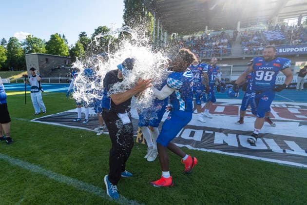 Water shower for Mark Priegnitz Allgaeu Comets, Headcoach of Leon Eisert Allgaeu Comets, LB, 52 and Chris Lipsey Allgaeu Comets, RB DB, 1 GER, Allgaeu Comets vs Straubing Spiders, American Football, GFL, Season 2026, Week 06, 13 06 2026 GER, Allgaeu Comets vs Straubing Spiders, American Football, GFL, Season 2026, Week 06, 13 06 2026 Kempten Copyright: xEibner-Pressefoto FlorianxWolfx EP_FWF