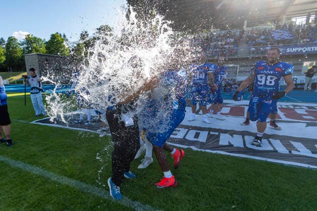 Water shower for Mark Priegnitz Allgaeu Comets, Headcoach of Leon Eisert Allgaeu Comets, LB, 52 and Chris Lipsey Allgaeu Comets, RB DB, 1 GER, Allgaeu Comets vs Straubing Spiders, American Football, GFL, Season 2026, Week 06, 13 06 2026 GER, Allgaeu Comets vs Straubing Spiders, American Football, GFL, Season 2026, Week 06, 13 06 2026 Kempten Copyright: xEibner-Pressefoto FlorianxWolfx EP_FWF