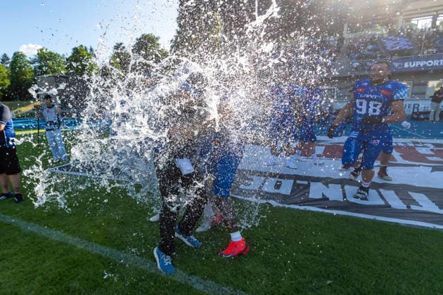 Water shower for Mark Priegnitz Allgaeu Comets, Headcoach of Leon Eisert Allgaeu Comets, LB, 52 and Chris Lipsey Allgaeu Comets, RB DB, 1 GER, Allgaeu Comets vs Straubing Spiders, American Football, GFL, Season 2026, Week 06, 13 06 2026 GER, Allgaeu Comets vs Straubing Spiders, American Football, GFL, Season 2026, Week 06, 13 06 2026 Kempten Copyright: xEibner-Pressefoto FlorianxWolfx EP_FWF