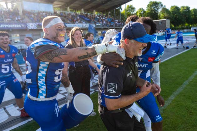 Water shower for Mark Priegnitz Allgaeu Comets, Headcoach of Leon Eisert Allgaeu Comets, LB, 52 and Chris Lipsey Allgaeu Comets, RB DB, 1 GER, Allgaeu Comets vs Straubing Spiders, American Football, GFL, Season 2026, Week 06, 13 06 2026 GER, Allgaeu Comets vs Straubing Spiders, American Football, GFL, Season 2026, Week 06, 13 06 2026 Kempten Copyright: xEibner-Pressefoto FlorianxWolfx EP_FWF