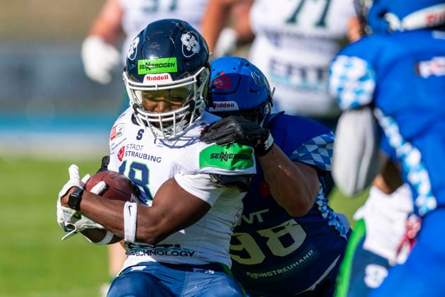 Ovie Bazunu WR, Straubing Spiders, 18 is stopped by Krzysztof Spychala Allgaeu Comets, DE, 98 GER, Allgaeu Comets vs Straubing Spiders, American Football, GFL, Season 2026, Week 06, 13 06 2026 GER, Allgaeu Comets vs Straubing Spiders, American Football, GFL, Season 2026, Week 06, 13 06 2026 Kempten Copyright: xEibner-Pressefoto FlorianxWolfx EP_FWF