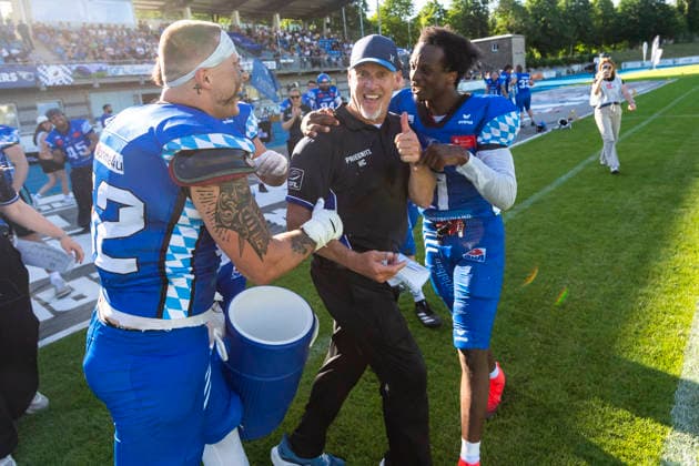 Water shower for Mark Priegnitz Allgaeu Comets, Headcoach of Leon Eisert Allgaeu Comets, LB, 52 and Chris Lipsey Allgaeu Comets, RB DB, 1 GER, Allgaeu Comets vs Straubing Spiders, American Football, GFL, Season 2026, Week 06, 13 06 2026 GER, Allgaeu Comets vs Straubing Spiders, American Football, GFL, Season 2026, Week 06, 13 06 2026 Kempten Copyright: xEibner-Pressefoto FlorianxWolfx EP_FWF