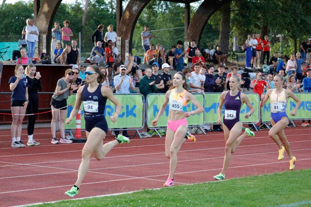 13 06 2026 Athletics Merck Laufgala Pfungstadt TSV stadium with top runs here 800m run two runners under 2 minutes No. 242 Majtie KOLBERG LG Kreis Ahrweiler in 1 58 67 min and No. 455 Ziva Remic Slovenia 2009 in 1 59 64 min Pfungstadt Hessen Germany