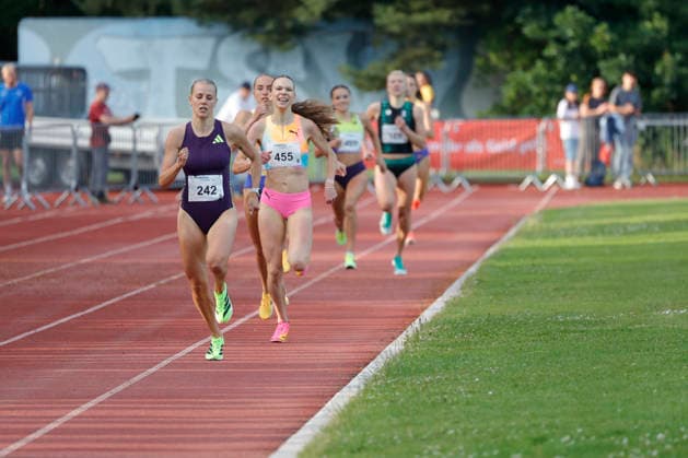 13 06 2026 Athletics Merck Laufgala Pfungstadt TSV stadium with top runs here 800m run two runners under 2 minutes No. 242 Majtie KOLBERG LG Kreis Ahrweiler in 1 58 67 min and No. 455 Ziva Remic Slovenia 2009 in 1 59 64 min Pfungstadt Hessen Germany