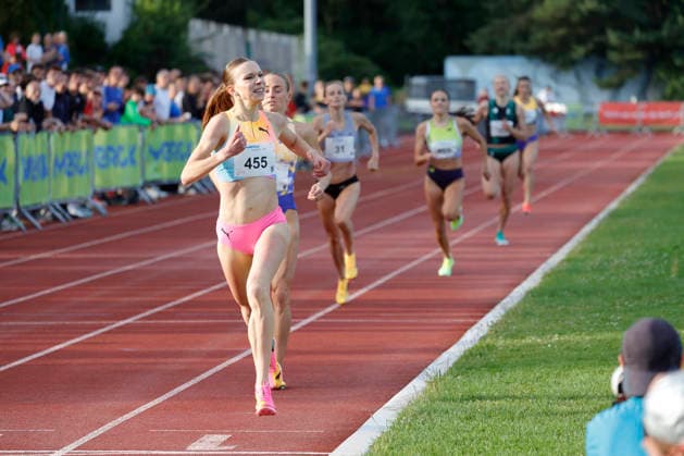 13 06 2026 Athletics Merck Laufgala Pfungstadt TSV stadium with top runs here 800m run two runners under 2 minutes No. 242 Majtie KOLBERG LG Kreis Ahrweiler in 1 58 67 min and No. 455 Ziva Remic Slovenia 2009 in 1 59 64 min Pfungstadt Hessen Germany