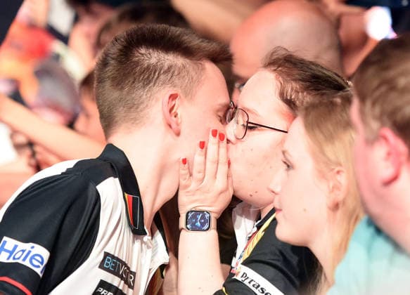 13 06 2026, xhbx, Dart World Cup of Darts 2026, v l Ricardo Pietreczko Germany kiss before the match DFL DFB REGULATIONS PROHIBIT ANY USE OF PHOTOGRAPHS as IMAGE SEQUENCES and or QUASI VIDEO Frankfurt