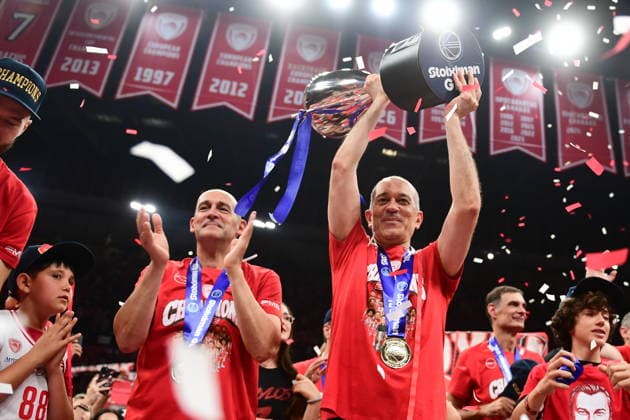 Basketball League, Finals, Trophy Ceremony - Panayotis & Georgios Angelopoulos, owners of Olympiacos Piraeus celebrate with the trophy winning the Greek Basketball League after the finals series game 5 match between Olympiacos Piraeus and Panathinaikos AKTOR Athens held at Peace and Friendship Stadium, in Piraeus, Greece, on 13 June 2026. IMAGO ONE INCH PRODUCTIONS PIRAEUS Greece Copyright: xOnexInchxProductionsx 7000259