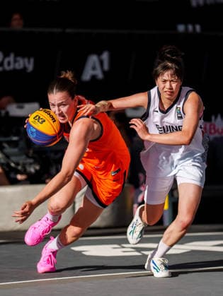 BASKETBALL - FIBA 3x3 World Tour VIENNA,AUSTRIA,13.JUN.26 - BASKETBALL - FIBA 3x3 World Tour. Image shows Iris Vennema (NED) and FengYi Sun (CHN).  GEPAxpictures xEdgarxEisner