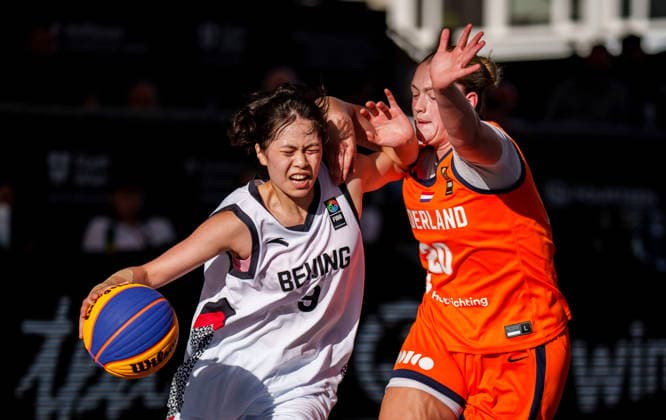BASKETBALL - FIBA 3x3 World Tour VIENNA,AUSTRIA,13.JUN.26 - BASKETBALL - FIBA 3x3 World Tour. Image shows FengYi Sun (CHN) and Lotte Toornstra (NED).  GEPAxpictures xEdgarxEisner