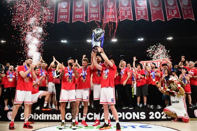 Basketball League, Finals, Trophy Ceremony - Players of Olympiacos Piraeus celebrate with the trophy winning the Greek Basketball League after the finals series game 5 match between Olympiacos Piraeus and Panathinaikos AKTOR Athens held at Peace and Friendship Stadium, in Piraeus, Greece, on 13 June 2026. IMAGO ONE INCH PRODUCTIONS PIRAEUS Greece Copyright: xOnexInchxProductionsx 7000296