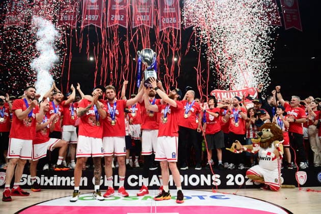 Basketball League, Finals, Trophy Ceremony - Players of Olympiacos Piraeus celebrate with the trophy winning the Greek Basketball League after the finals series game 5 match between Olympiacos Piraeus and Panathinaikos AKTOR Athens held at Peace and Friendship Stadium, in Piraeus, Greece, on 13 June 2026. IMAGO ONE INCH PRODUCTIONS PIRAEUS Greece Copyright: xOnexInchxProductionsx 7000327