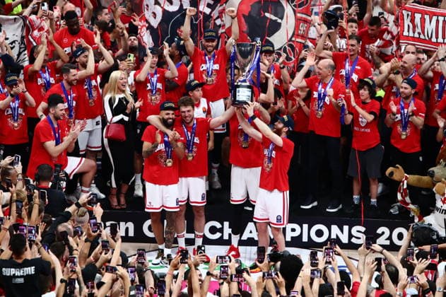 Basketball League, Finals, Trophy Ceremony - Players of Olympiacos Piraeus celebrate with the trophy winning the Greek Basketball League after the finals series game 5 match between Olympiacos Piraeus and Panathinaikos AKTOR Athens held at Peace and Friendship Stadium, in Piraeus, Greece, on 13 June 2026. IMAGO ONE INCH PRODUCTIONS PIRAEUS Greece Copyright: xOnexInchxProductionsx 7000222