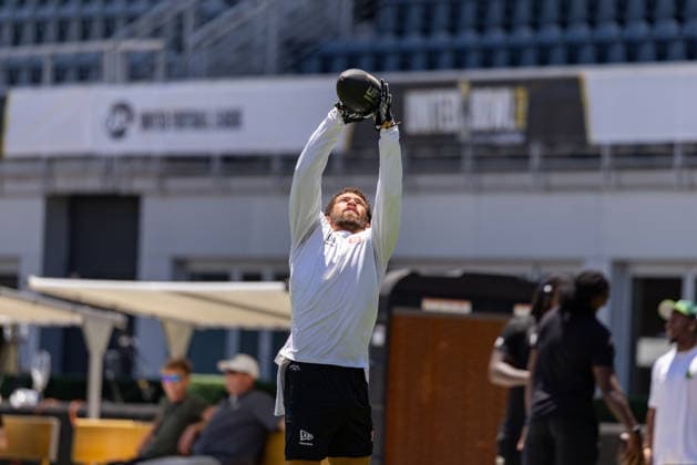 June 13, 2026, Washington, District Of Columbia, USA: DC Defenders cornerback KAI GRAY (17) catches a pass during warmups prior to the UFL 2026 United Bowl game between the Louisville Kings and D.C Defenders at Audi Stadium in Washington, D.C on Jun 13th, 2026. Washington USA - ZUMAa220 20260613_znp_a220_036 Copyright: xIsraelxAntax