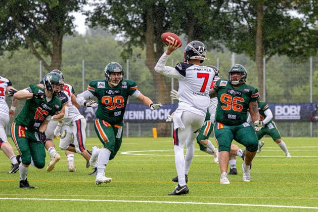 13 06 2026 American Football German Football League 2026 Kiel Baltic Hurricanes Düsseldorf Panther Kiel in green, Düsseldorf in white Isaiah Weed center is attacked by Kielers AJ Starcke, Tom Kamphausen left and Joshua Köhnlein Kiel Kilia Stadium, Hasseldieksdammer Schleswig Holstein Germany
