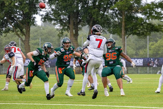 13 06 2026 American Football German Football League 2026 Kiel Baltic Hurricanes Düsseldorf Panther Kiel in green, Düsseldorf in white Isaiah Weed center is attacked by Kielers AJ Starcke, Tom Kamphausen left and Joshua Köhnlein Kiel Kilia Stadium, Hasseldieksdammer Schleswig Holstein Germany