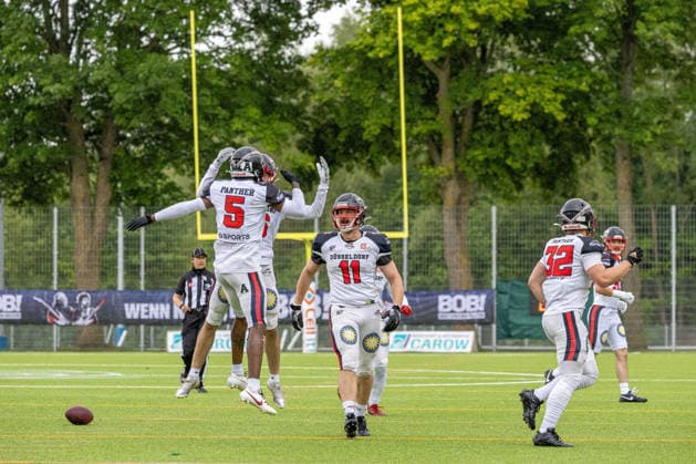 13 06 2026 American Football German Football League 2026 Kiel Baltic Hurricanes Düsseldorf Panther Kiel in green, Düsseldorf in white V l n r Dy™vonne Inyang, Alonso Munoz Yus, FloÂrian TenÂelÂsen, VinÂcent WoyÂwod Kiel Kilia Stadion, Hasseldieksdammer Schleswig Holstein Germany